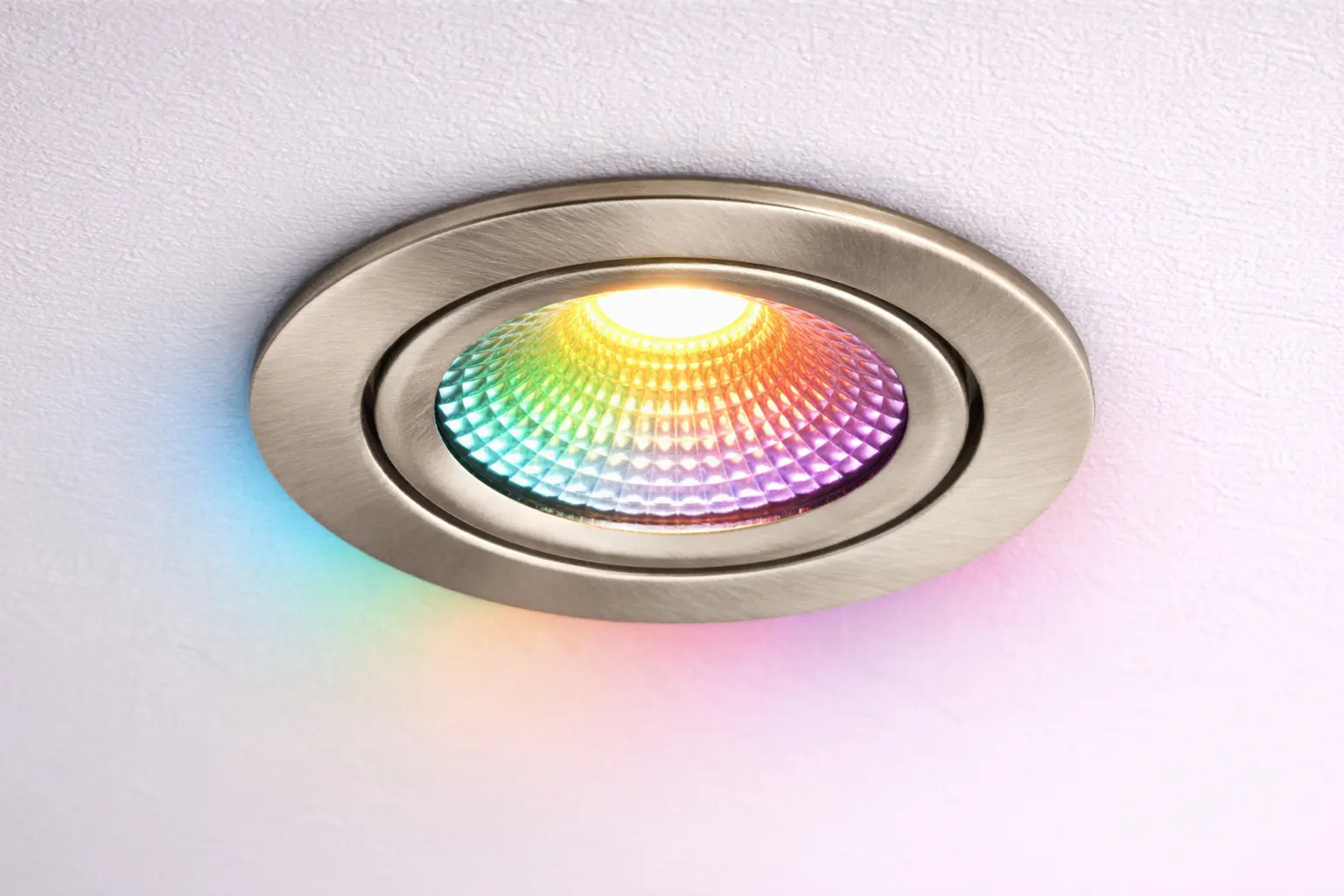 Modernes Wohnzimmer mit smarter Zigbee Beleuchtung gesteuert per Smartphone